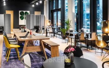 Moderne Business Lounge des Bürogebäudes an der Luise-Ullrich-Straße in München